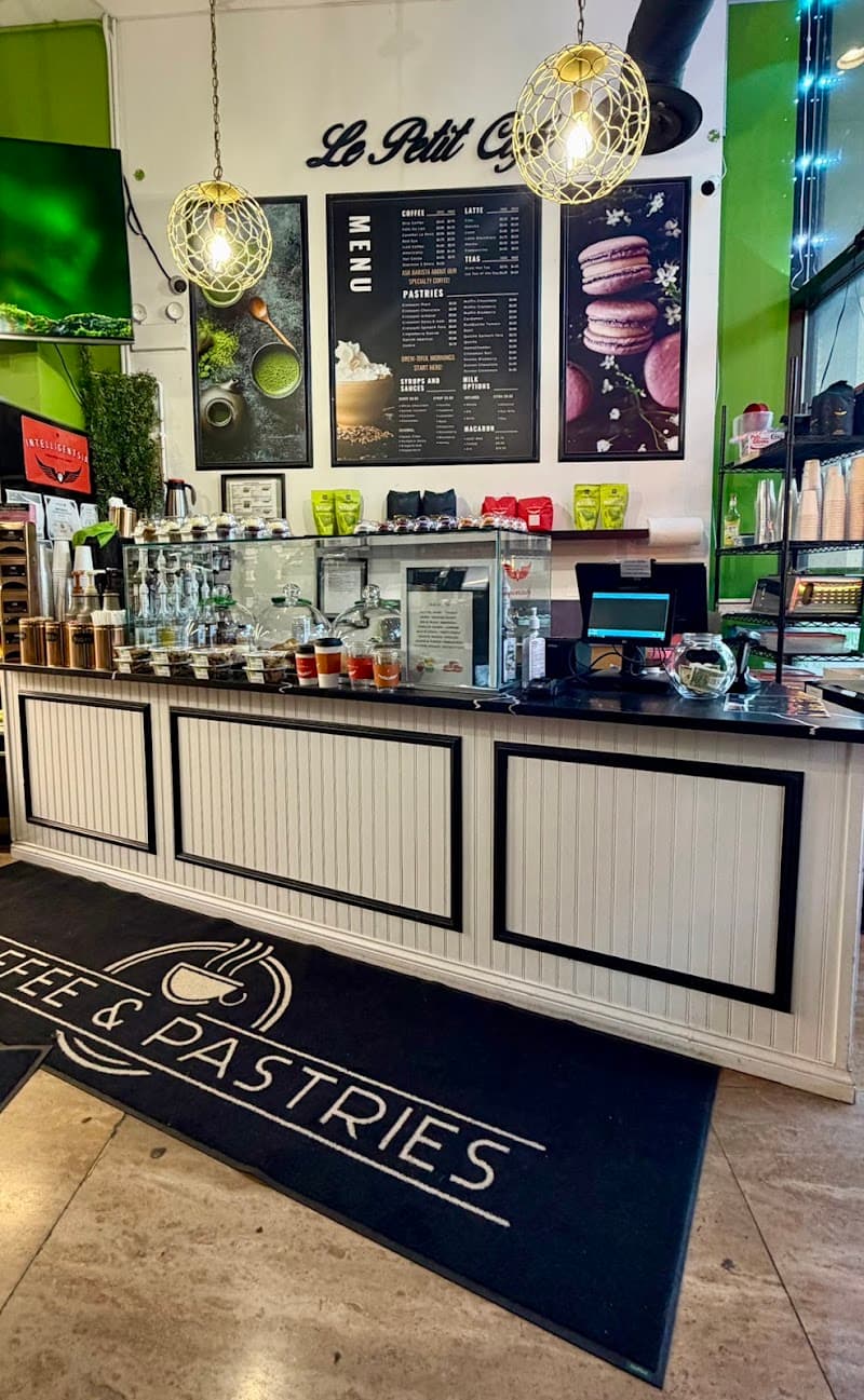 Le Petit Cafe